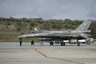 F-16 VIPER ετοιμάζεται να απογειωθεί από τη βάση της ΕΑΒ στην Τανάγρα Βοιωτίας